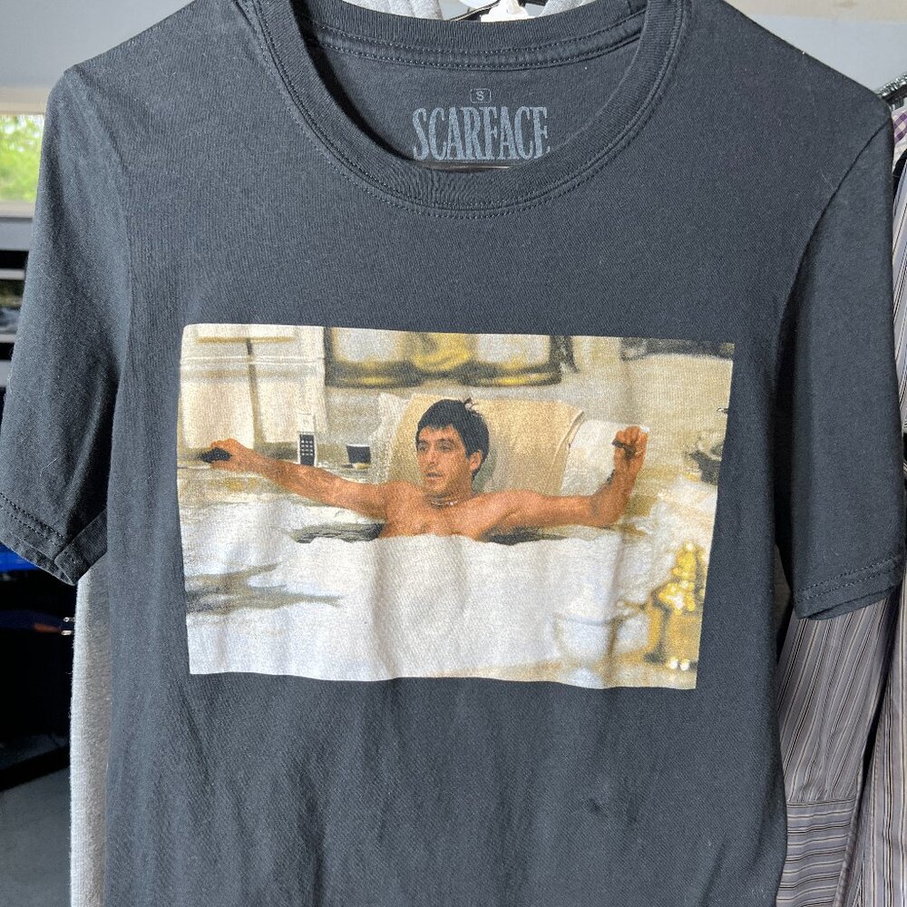 Scarface in a Luxury Tub Mobster Movie Short-Sleeve Tee Tshirt SZ Small